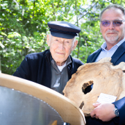 Daniel Chanoch überreicht Willi Mernyi ein Relikt für den Gedenkort Gunskirchen, Befreiungsfeier Gunskirchen 2022 © MKÖ/Sebastian Philipp