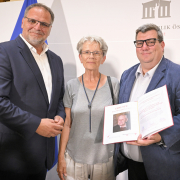 Willi Mernyi, Vertreterin des BGM Wr. Neudorf, Jürgen Gangoly, Hans Maršálek-Preis 2022 © Parlamentsdirektion / Johannes Zinner