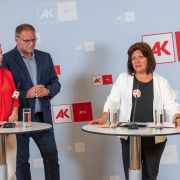 Christa Bauer, Willi Mernyi und Renate Anderl bei der Pressekonferenz Zivil.Courage.Online App © MKÖ/Jacqueline Godany
