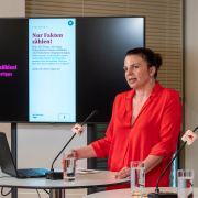 Christa Bauer spricht bei der Pressekonferenz Zivil.Courage.Online App © MKÖ/Jacqueline Godany